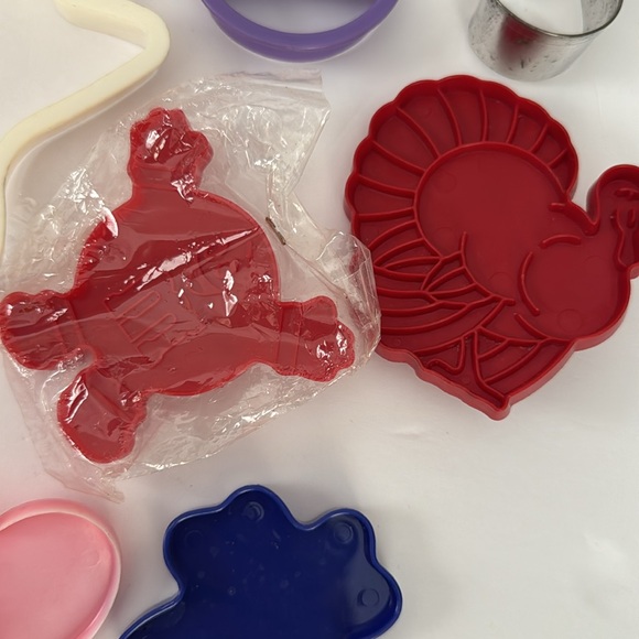 Lot Of 13 Miscellaneous Cookie Cutters Plastic & Metal Ghost church M & M Mitten - Picture 3 of 8